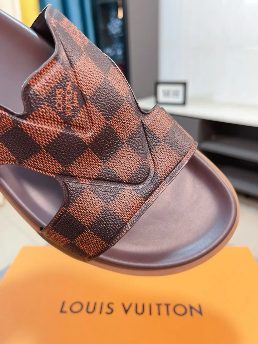 Men's shoes💰300🌹🌹【LV】Multi-color new men's slippers, original top-quality version, original special cowhide with pebbled embossing➕sheepskin on the inner and side, non-slip combination sole, more stable walking, more comfortable and lightweight, high-end and generous, size: 38~44